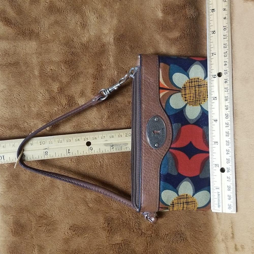 Fossil Key Leather Trim Floral Wristlet - Picture 5 of 6